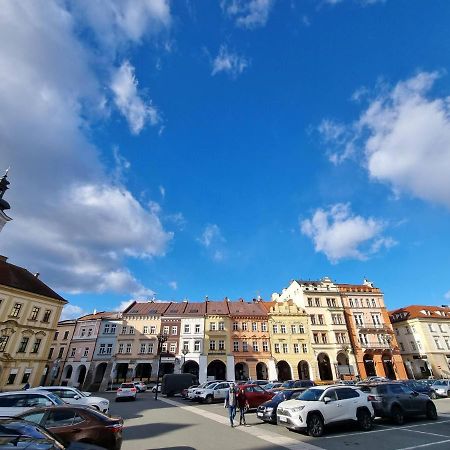 Velke Studio Na Velkem Namesti S Vybavenou Kuchyni Hradec Králové Exterior foto